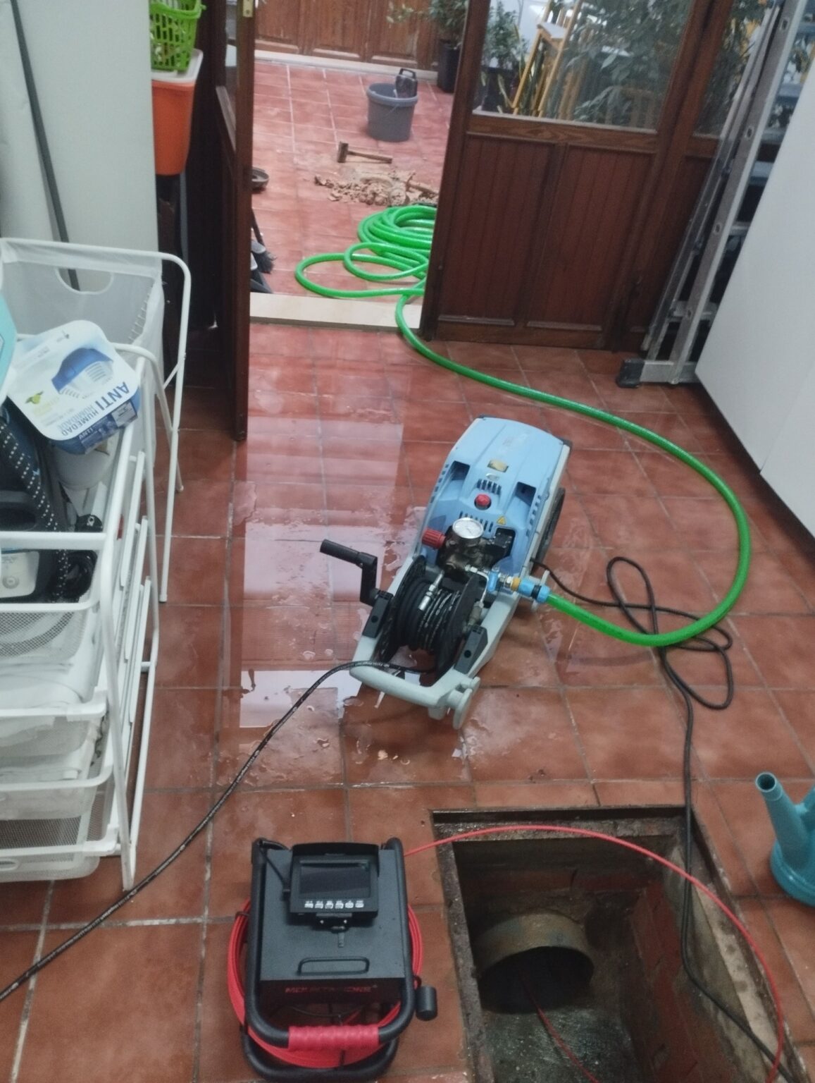 Solución de problemas de presión de agua y atascos con fontaneros en Valencia