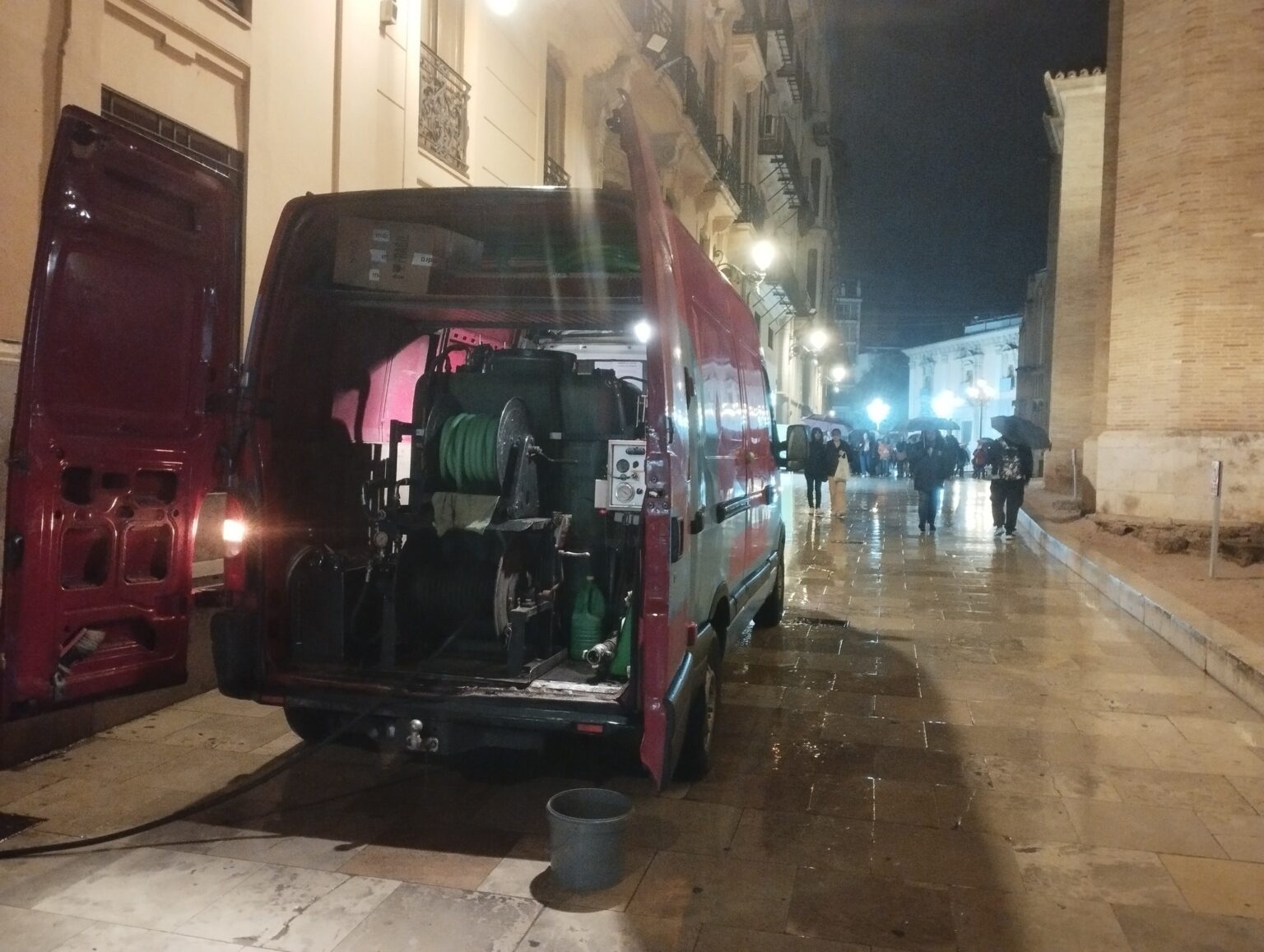 Limpieza de lodos y residuos en fosas sépticas con camión cuba en Valencia